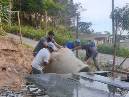 Equipe trabalhando na construção da Marmoraria Areosa