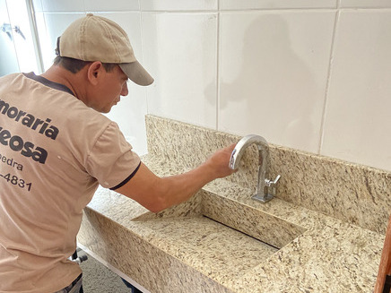 Profissional da Marmoraria Areosa instalando uma pia.
